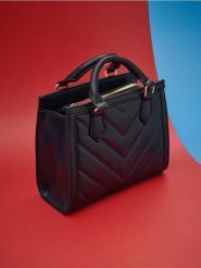 Torebka - czarny. Czarne torebki klasyczne damskie Sinsay, bez wzorów, pikowane, bez dodatków. Za 49.99 zł.