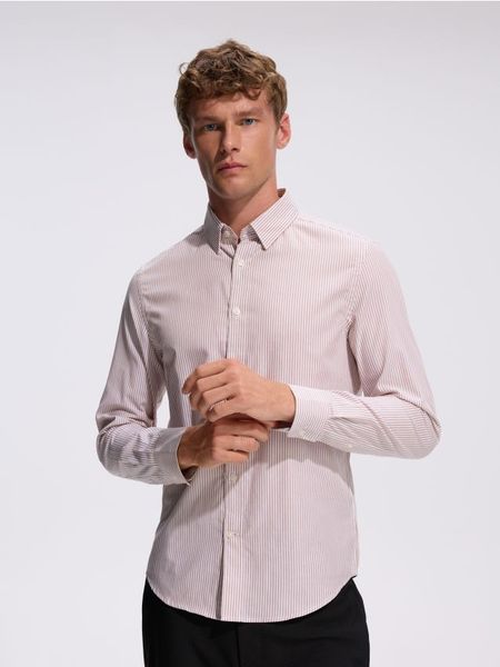 Koszula slim z bawełny merceryzowanej - beżowy. Brązowe koszule męskie Reserved, l, bez wzorów, z bawełny, bez kołnierzyka, bez ramiączek. Za 129.99 zł.