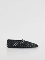 Plecione baleriny - czarny. Czarne baleriny damskie Reserved, bez wzorów, ze skóry, bez obcasa. Za 219.99 zł.