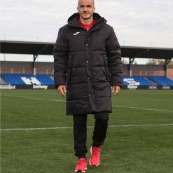 Kurtka zimowa męska długa Joma Islandia III czarny. Czarne kurtki męskie Joma, na zimę, l, bez wzorów, z materiału, klasyczne, z kapturem. Za 546.00 zł.