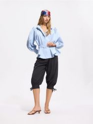 Spodnie capri z wiązaniami - ciemnoszary. Szare spodnie materiałowe damskie Reserved, bez wzorów, z acetatu. Za 179.99 zł.