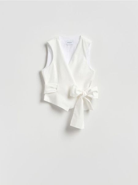 Kamizelka z wiązaniem - biały. Białe kamizelki damskie Reserved, l, z lyocellu. Za 149.99 zł.