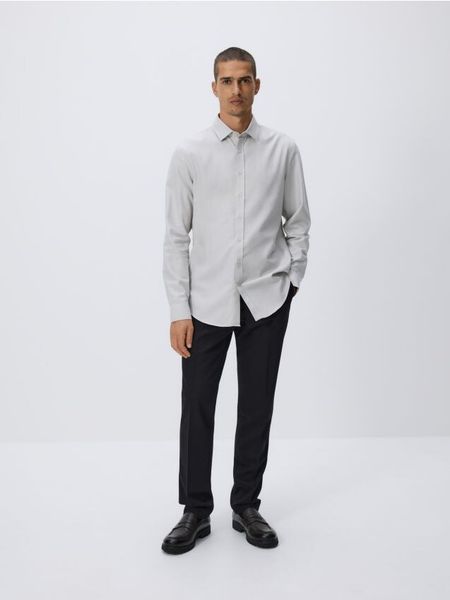Koszula slim z bawełny egipskiej - jasnoszary. Szare koszule męskie Reserved, l, bez wzorów, z bawełny, bez kołnierzyka, bez ramiączek. Za 139.99 zł.