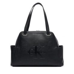 Torebka Calvin Klein. Czarne torebki klasyczne damskie CALVIN KLEIN, bez wzorów, bez dodatków. Za 649.99 zł.