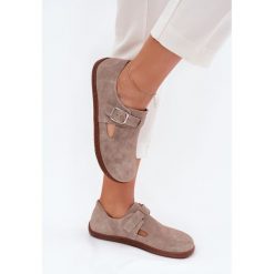 Zamszowe Półbuty Barefoot Damskie Z Klamrą Zazoo N1261 Beżowe beżowy. Brązowe półbuty damskie bez wzorów, z zamszu, bez obcasa. Za 460.29 zł.