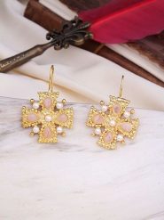 L'Atelier de Gaia Pozłacane kolczyki z kwarcami rozmiar: onesize. Różowe kolczyki damskie L'Atelier de Gaia, z kwarcem, pozłacane, z zapięciem typu bigiel. Za 60.99 zł.