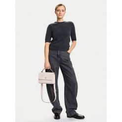 Torebka Guess. Brązowe torebki klasyczne damskie Guess, z aplikacjami, bez dodatków. Za 307.99 zł.
