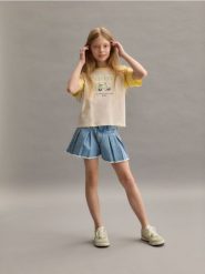 Bawełniany t-shirt z nadrukiem - żółty. Żółte koszulki dziewczęce Reserved, bez wzorów, z bawełny, bez ramiączek. W wyprzedaży za 12.99 zł.