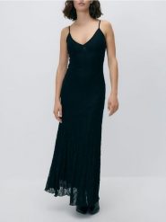 Kreszowana sukienka maxi - czarny. Czarne sukienki damskie Reserved, na co dzień, l, bez wzorów, z dzianiny, bez kołnierzyka, bez ramiączek, maxi, proste. Za 179.99 zł.