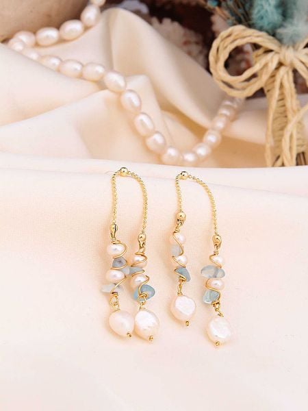 Pierres de Jade Pozłacane kolczyki-wkrętki z perłami i opalem rozmiar: onesize. Białe kolczyki damskie Pierres de Jade, z opalem, pozłacane. Za 43.99 zł.