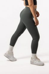 Damskie legginsy 7/8 na jogę i pilates, bez przedniego szwu – oliwkowy. Zielone legginsy damskie AESTHETIC WOLF, s, bez wzorów, z dzianiny, z podwyższonym stanem, na fitness i siłownię. Za 149.99 zł.