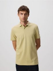 Koszulka polo regular fit - musztardowy. Koszulki polo męskie Reserved, l, bez wzorów, z bawełny, bez ramiączek. W wyprzedaży za 39.99 zł.