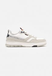 Białe Klasyczne Buty Sportowe Sneakersy na Płaskiej Podeszwie Railin. Białe buty sportowe na co dzień męskie Born2be, z jeansu, bez zapięcia. Za 139.99 zł.