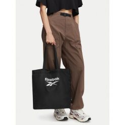 Torebka Reebok. Czarne torebki klasyczne damskie Reebok, bez wzorów, bez dodatków. Za 69.99 zł.