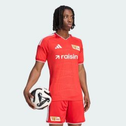 Koszulka podstawowa Union Berlin 26/27. Białe t-shirty sportowe męskie Adidas, s, z poliesteru, bez ramiączek, do piłki nożnej, climacool (adidas). Za 439.00 zł.