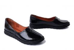 ARTIKER RELAKS 56C0059 czarny, półbuty damskie. Czarne półbuty damskie Artiker Relaks, bez wzorów, z gumy, bez obcasa. Za 219.90 zł.