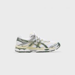 Buty do biegania męskie ASICS Gel-Cumulus™ 16. Białe obuwie do biegania damskie Asics. Za 747.80 zł.
