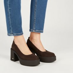 Półbuty damskie Karino, ze skóry naturalnej zamszowej z zabudowanym przodem i gładką cholewką fason wsuwany z zaokrąglonym noskiem, brązowe, 5996/015. Brązowe półbuty damskie Karino, bez wzorów, ze skóry, bez obcasa. Za 519.00 zł.