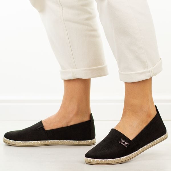 Czarne espadryle damskie, półbuty Potocki 16374. Czarne espadryle damskie POTOCKI, bez wzorów, z jeansu, bez obcasa, na płaskiej podeszwie. W wyprzedaży za 87.12 zł.