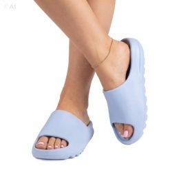 Klapki na basen damskie lekkie antypoślizgowe plażowe Aqua-Sport Fiji. Niebieskie klapki damskie AQUA-SPORT, bez wzorów, z materiału, bez obcasa, na płaskiej podeszwie. Za 51.98 zł.