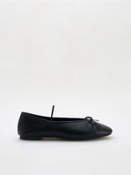 Skórzane baleriny z paskiem - czarny. Czarne baleriny damskie Reserved, bez wzorów, ze skóry, bez obcasa. Za 119.99 zł.