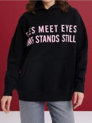 Bluza hoodie z napisem - czarny. Czarne bluzy bez kaptura damskie Sinsay, l. Za 49.99 zł.