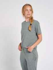 Koszulka damska Hummel hmlzandra. Zielone t-shirty damskie HUMMEL, s, bez wzorów, z bawełny, bez kołnierzyka. Za 152.00 zł.