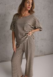 Beżowo-Brązowy Komplet Oversize Stylizowany na Dziergany T-shirt i Luźne Spodnie w Paski Relorin. Brązowe spodnie materiałowe damskie Renee, bez wzorów, z dzianiny, casualowe. Za 199.99 zł.