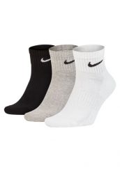 Skarpety do biegania unisex Everyday Cushion Ankle 3 Pary. Czarne skarpetki męskie Nike, bez wzorów, z bawełny. Za 59.99 zł.