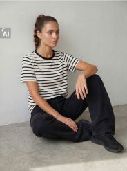 Bawełniana koszulka z krótkim rękawem - Inny. T-shirty damskie Sinsay, l, bez wzorów, z bawełny, bez kołnierzyka. Za 19.99 zł.