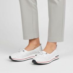 Półbuty damskie S.Barski, cholewka ze skóry naturalnej gładkiej z perforacją wsuwany fason dekoracyjna kokardka zaokrąglony nosek kontrastowe wstawki. Białe półbuty damskie S.BARSKI, bez wzorów, z jeansu, eleganckie, bez obcasa, na płaskiej podeszwie. Za 189.00 zł.