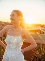 Sukienka z kwiatową aplikacją - biały. Białe sukienki damskie Reserved, l, z aplikacjami, z tkaniny, bez kołnierzyka, bez ramiączek, rozkloszowane. W wyprzedaży za 239.99 zł.