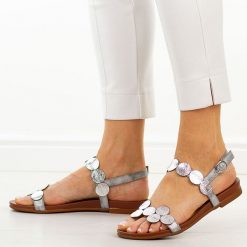 Srebrne płaskie sandały damskie M.Daszyński 1958-1. Szare sandały damskie M.Daszyński, bez wzorów, ze skóry, bez obcasa, na płaskiej podeszwie. Za 149.00 zł.