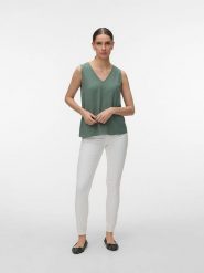 Vero Moda Dżinsy - Slim fit - w kolorze białym rozmiar: XS/L30. Białe jeansy damskie Vero Moda. Za 113.99 zł.