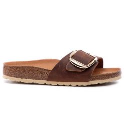 Klapki Birkenstock. Brązowe klapki damskie Birkenstock, bez wzorów, bez obcasa. Za 489.99 zł.