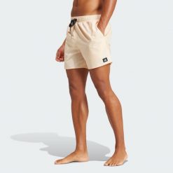 Szorty Stripey Classics Swim Short Length. Białe szorty męskie Adidas, z materiału, bez kołnierzyka. Za 138.99 zł.