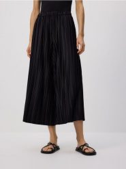 Plisowane spodnie culotte - czarny. Czarne spodnie materiałowe damskie Reserved, bez wzorów, z dzianiny. Za 89.99 zł.
