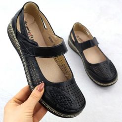 Półbuty damskie na rzep ażurowe czarne Unisoft 7026. Czarne półbuty damskie Unisoft, w ażurowe wzory, ze skóry ekologicznej, bez obcasa. Za 189.99 zł.