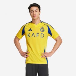 Koszulka piłkarska ADIDAS Al Nassr 24/25 domowa. T-shirty sportowe męskie Adidas, l, z materiału, bez ramiączek, do piłki nożnej. Za 279.99 zł.