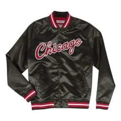 Lekka satynowa kurtka Chicago Bulls. Czarne kurtki męskie Mitchell & Ness, m, bez wzorów, z puchu, bez kaptura. Za 513.50 zł.