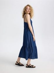 Jeansowa sukienka z lyocellu - granatowy. Niebieskie sukienki damskie Reserved, l, bez wzorów, z denimu, bez kołnierzyka, bez ramiączek, maxi. Za 159.99 zł.