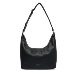 Torebka Calvin Klein. Czarne torebki klasyczne damskie CALVIN KLEIN, bez wzorów, bez dodatków. Za 569.99 zł.
