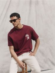 T-shirt boxy z haftem - ciemnofioletowy. Fioletowe t-shirty męskie Reserved, l, bez wzorów, z bawełny, bez kołnierzyka. W wyprzedaży za 55.99 zł.