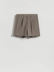 Szorty chino z kantem - brązowy. Brązowe szorty męskie Reserved, bez wzorów, z tkaniny. W wyprzedaży za 59.99 zł.