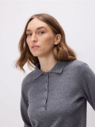 Wełniany sweter polo - szary. Szare swetry klasyczne damskie Reserved, l, z dzianiny, bez kołnierzyka. Za 199.99 zł.