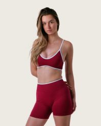 Damski stanik sportowy prążkowany z dekoltem V na pilates i jogę – bordowy. Czerwone biustonosze sportowe damskie AESTHETIC WOLF, bez wzorów, z dzianiny. Za 179.99 zł.