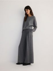 Gładki sweter - szary. Szare swetry klasyczne damskie Reserved, l, z dzianiny, bez kołnierzyka. W wyprzedaży za 49.99 zł.