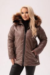 Ocieplona beżowa kurtka Mela z futerkiem PLUS SIZE XXL OVERSIZE. Brązowe kurtki damskie Moda Size Plus Iwanek, na jesień, plus size, bez wzorów, z futra, bez kaptura. W wyprzedaży za 299.90 zł.