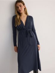 Sukienka midi z modalem - granatowy. Niebieskie sukienki damskie Reserved, l, bez wzorów, z dzianiny, bez kołnierzyka, bez ramiączek, midi, rozkloszowane. W wyprzedaży za 139.99 zł.