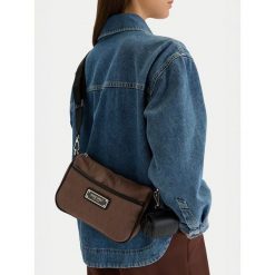 Torebka Nine West. Brązowe listonoszki damskie Nine West, bez wzorów, bez dodatków. Za 219.99 zł.